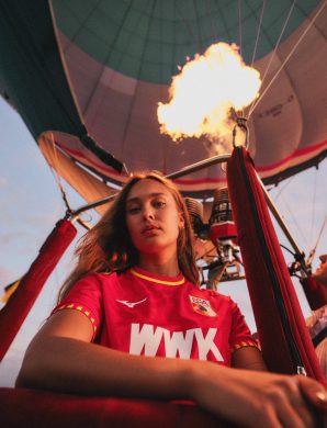 OFFICIEL : Le FC Augsburg illumine l’été avec un maillot extérieur aux couleurs du Schwaben !