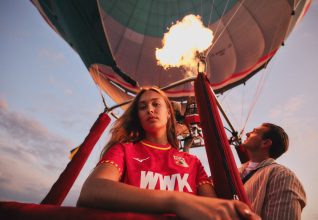OFFICIEL : Le FC Augsburg illumine l’été avec un maillot extérieur aux couleurs du Schwaben !