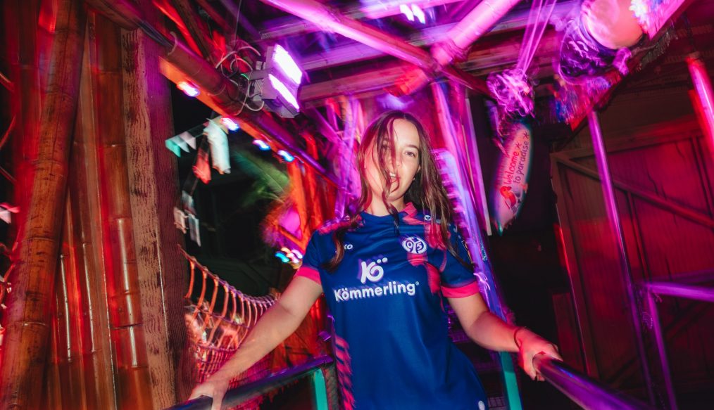 Rétro et flashy : le nouveau maillot extérieur de Mainz 05 est là !