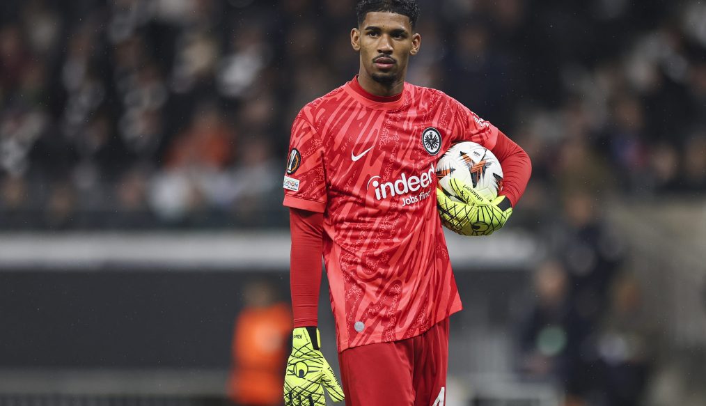 Coup dur pour Kaua Santos : le gardien de l’Eintracht contraint de rentrer en urgence !