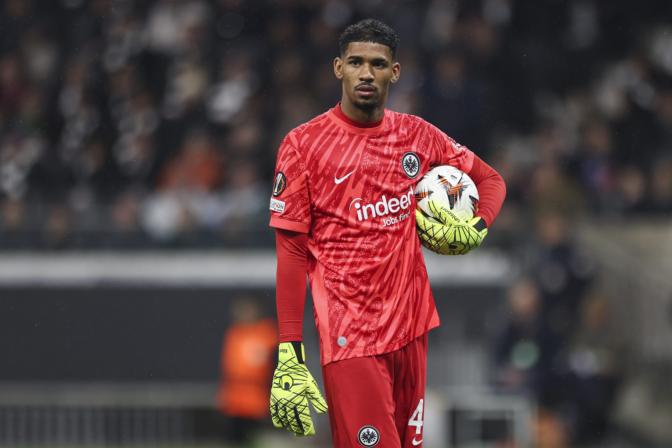 Coup dur pour Kaua Santos : le gardien de l’Eintracht contraint de rentrer en urgence !