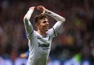 OFFICIEL : Jesper Lindström prêté au VfL Wolfsburg !