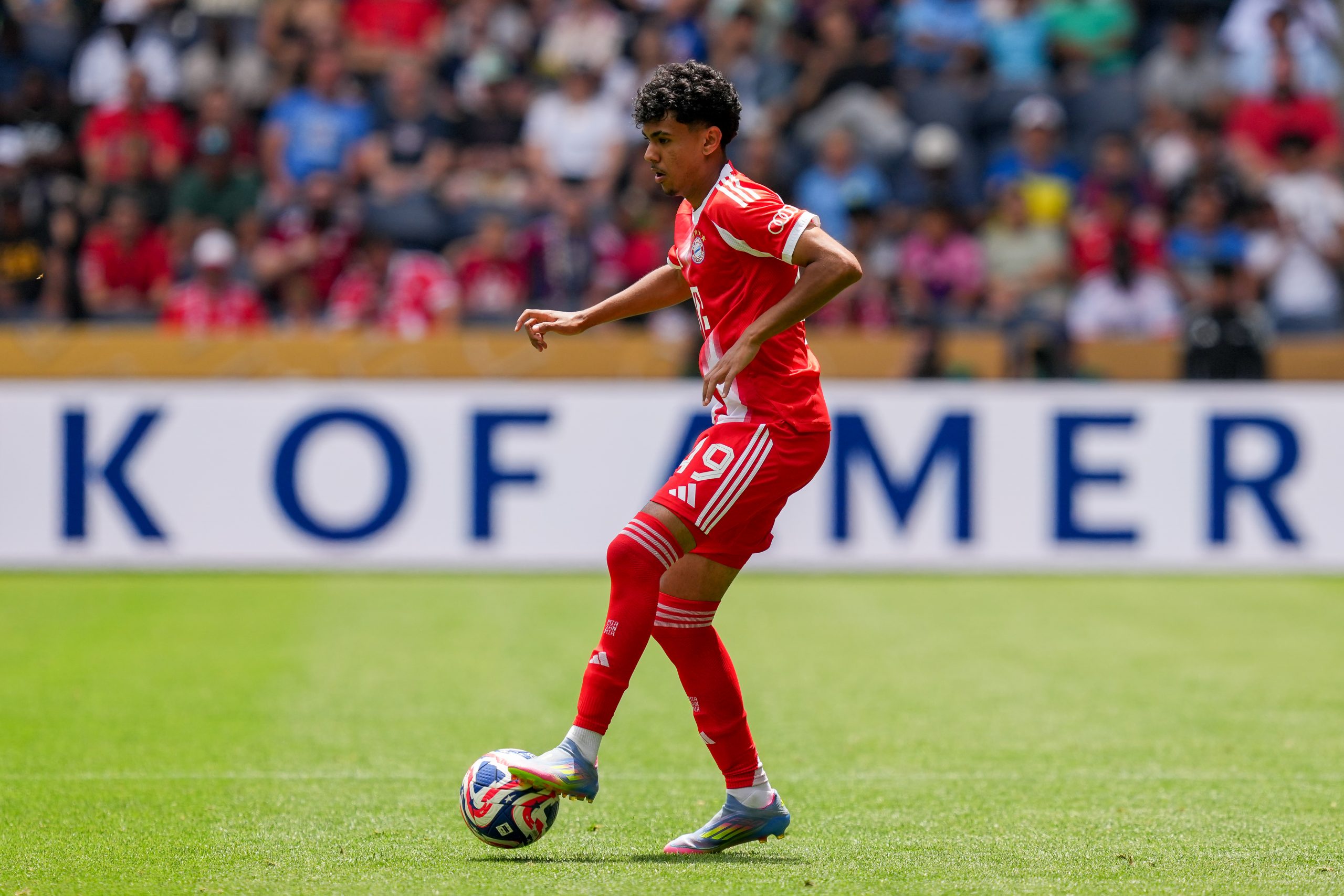 Everton mise 9 M€ sur Adam Aznou : le jeune talent quitte le Bayern !
