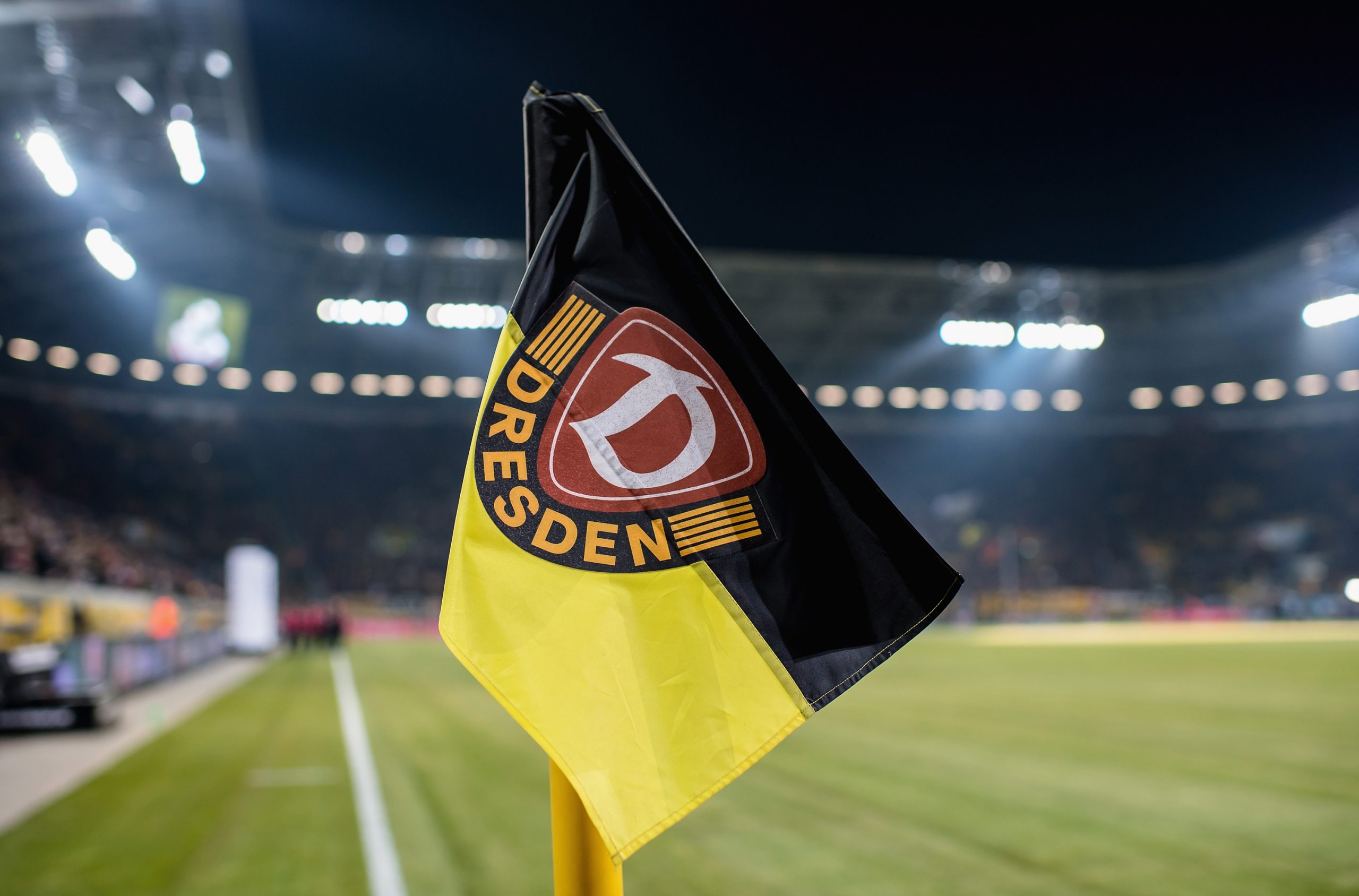 Le Dynamo Dresden condamne fermement une banderole injurieuse déployée à Prague