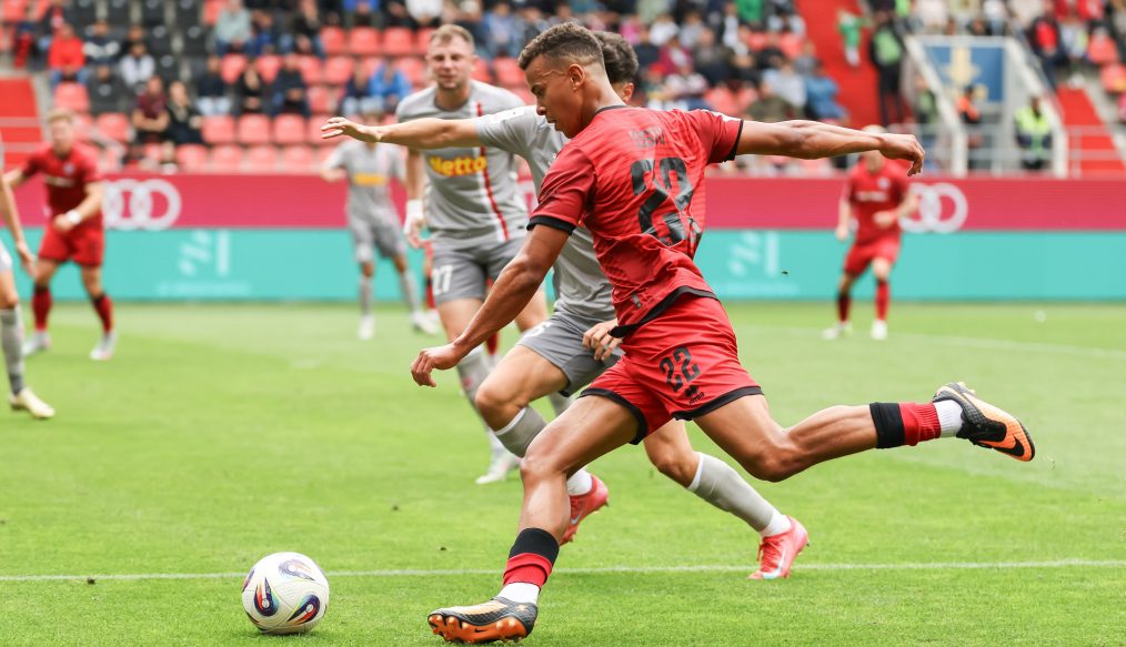 [VIDEO] Égalisation à la toute dernière seconde : Jahn Regensburg arrache un point à Ingolstadt !