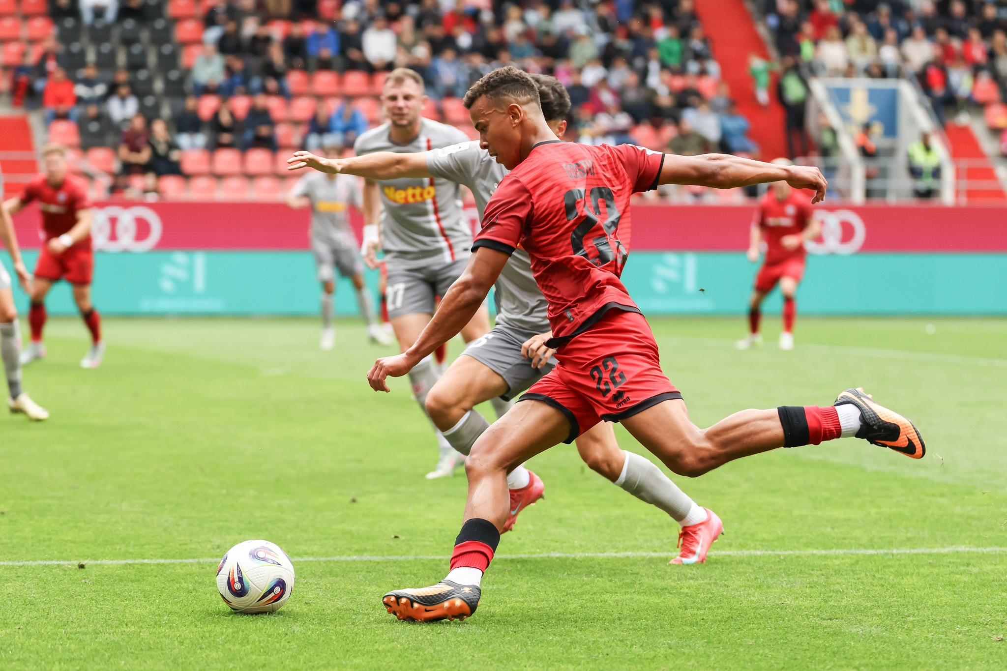 [VIDEO] Égalisation à la toute dernière seconde : Jahn Regensburg arrache un point à Ingolstadt !