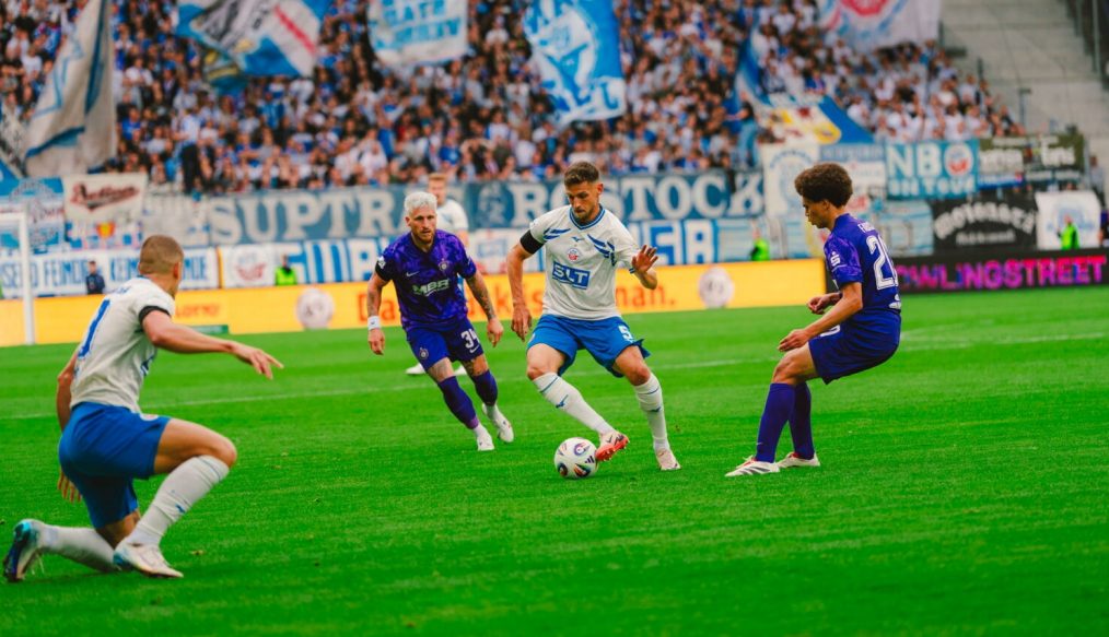 [VIDEO] Stefaniak rate son penalty : Aue et Rostock se quittent dos à dos !