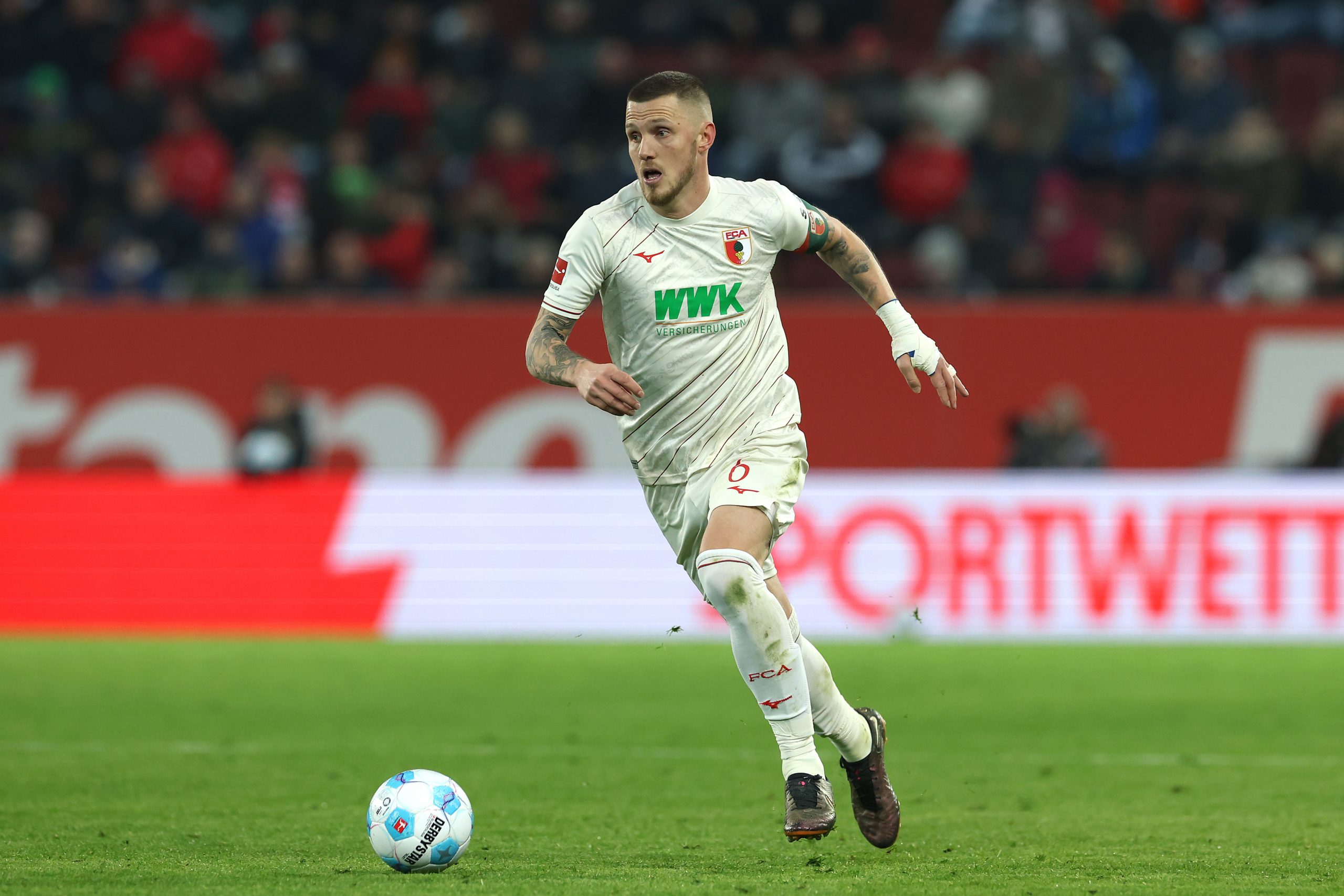 Fracture à la main pour Gouweleeuw, le capitaine du FC Augsburg incertain pour la reprise