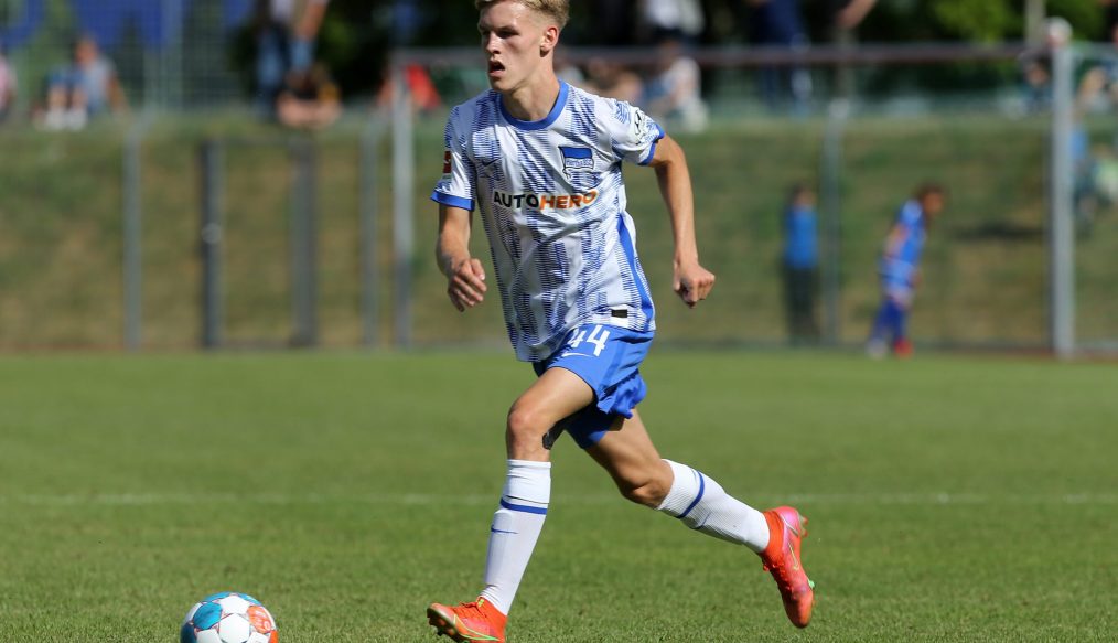 Le FC Augsburg frappe encore : Anton Kade, devrait arriver du FC Basel pour renforcer l’attaque !