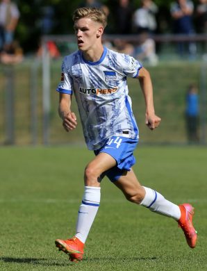 Le FC Augsburg frappe encore : Anton Kade, devrait arriver du FC Basel pour renforcer l’attaque !