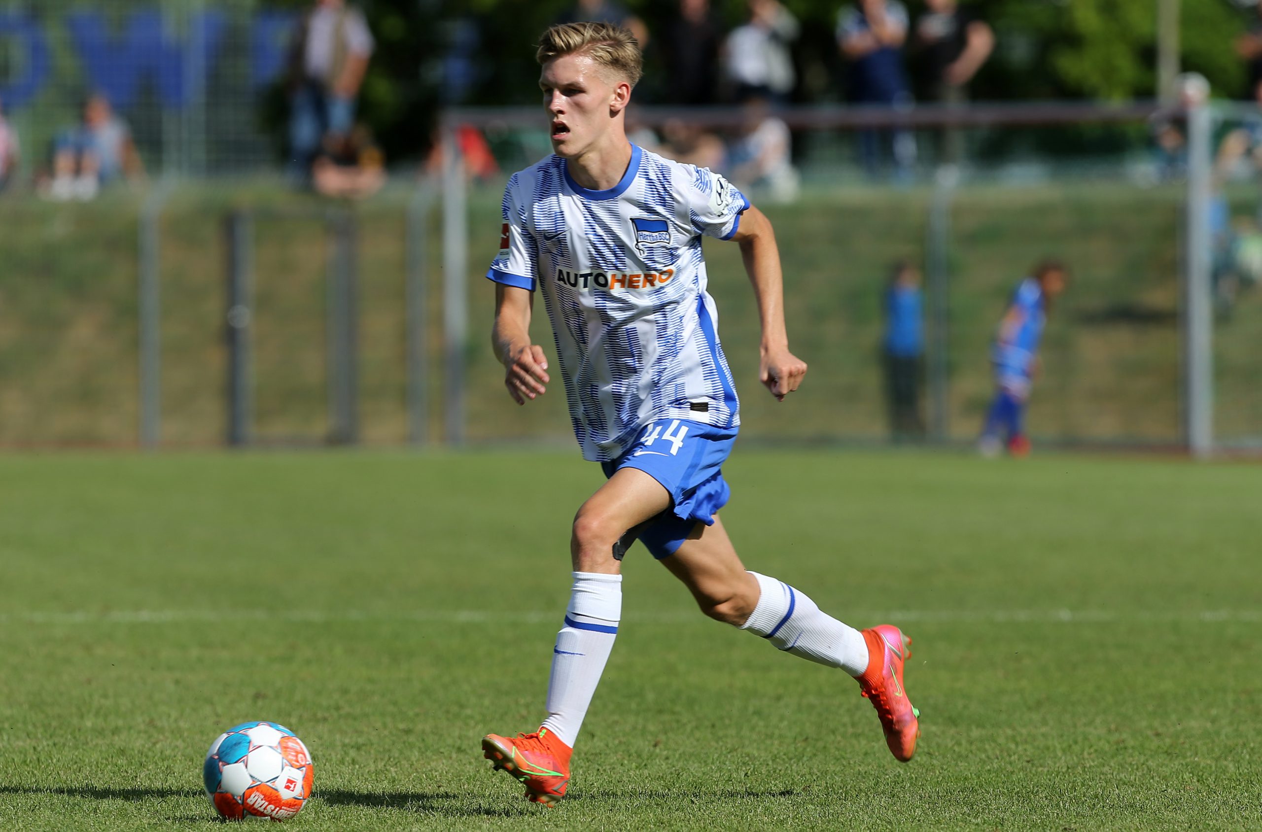 Le FC Augsburg frappe encore : Anton Kade, devrait arriver du FC Basel pour renforcer l’attaque !