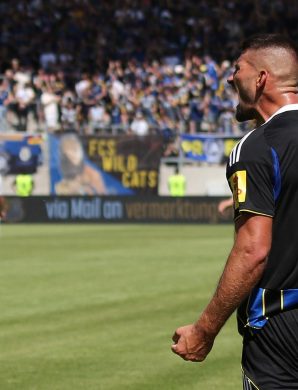 [VIDEO] Saarbrücken frôle la catastrophe face au Viktoria Köln mais s’impose grâce à un Brünker clinique !