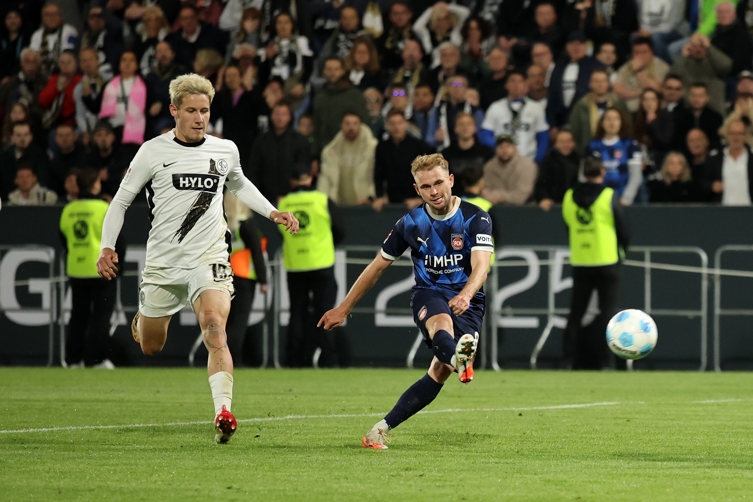 Scienza enflamme le marché : duel entre Gladbach et Köln pour l’ailier d’Heidenheim !