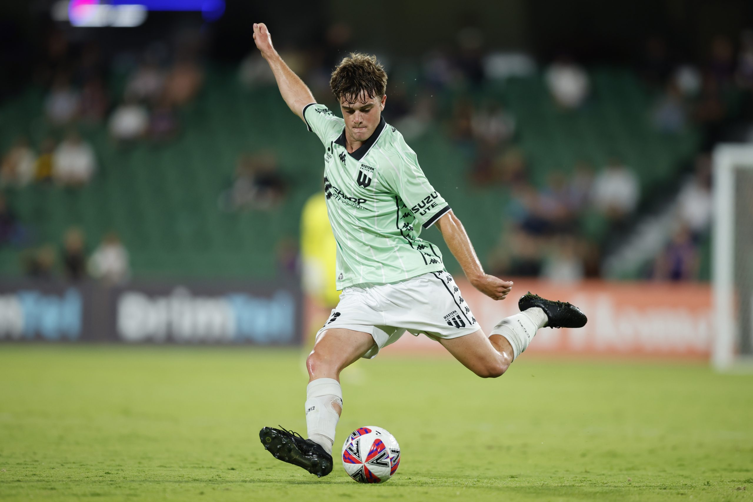 OFFICIEL : Schalke 04 mise sur l’avenir avec le jeune Australien Dylan Leonard !