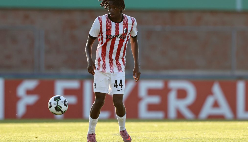 Coup dur pour Freiburg : Johan Manzambi suspendu deux matchs par la DFB !