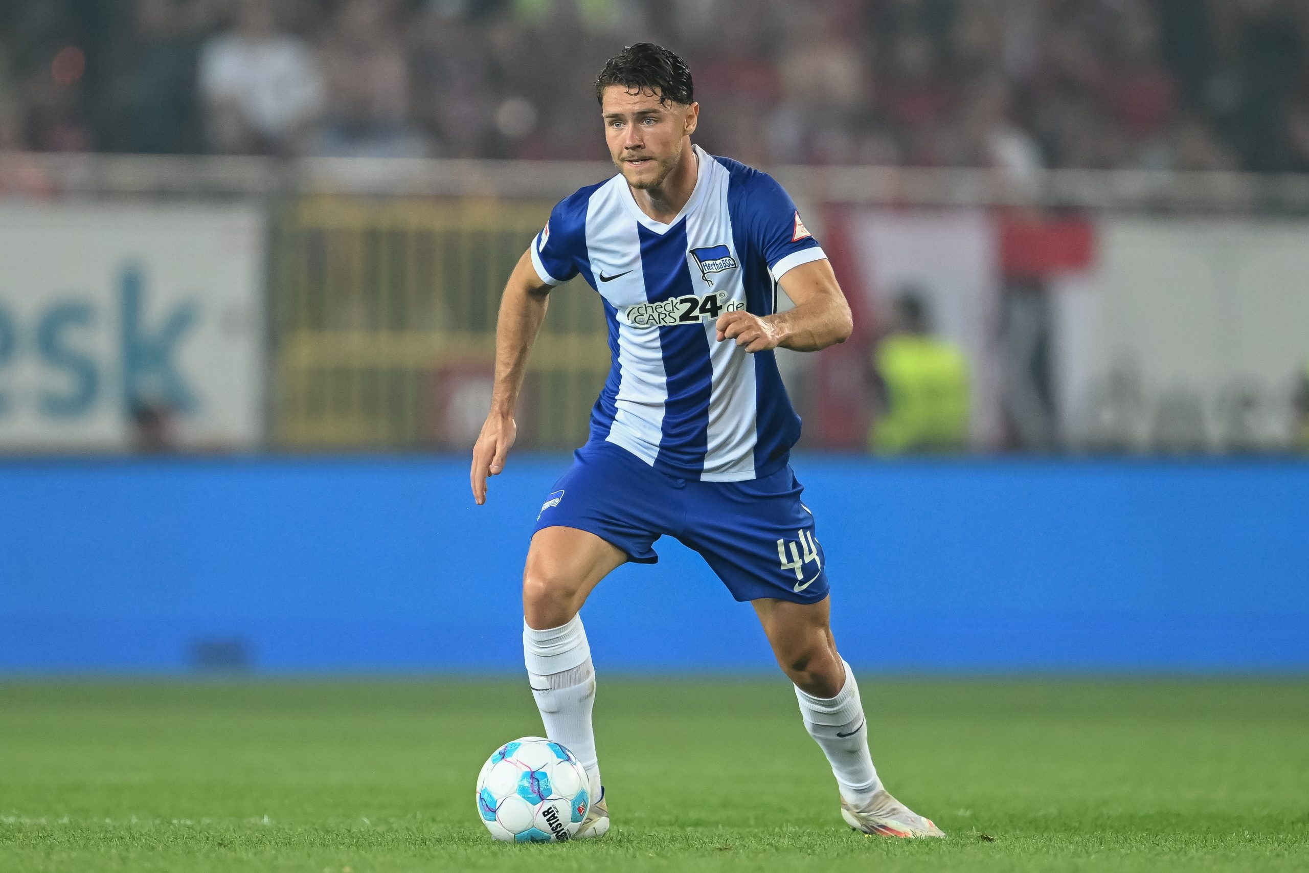 Plusieurs cadors de Bundesliga veulent s’offrir un jeune défenseur du Hertha Berlin !