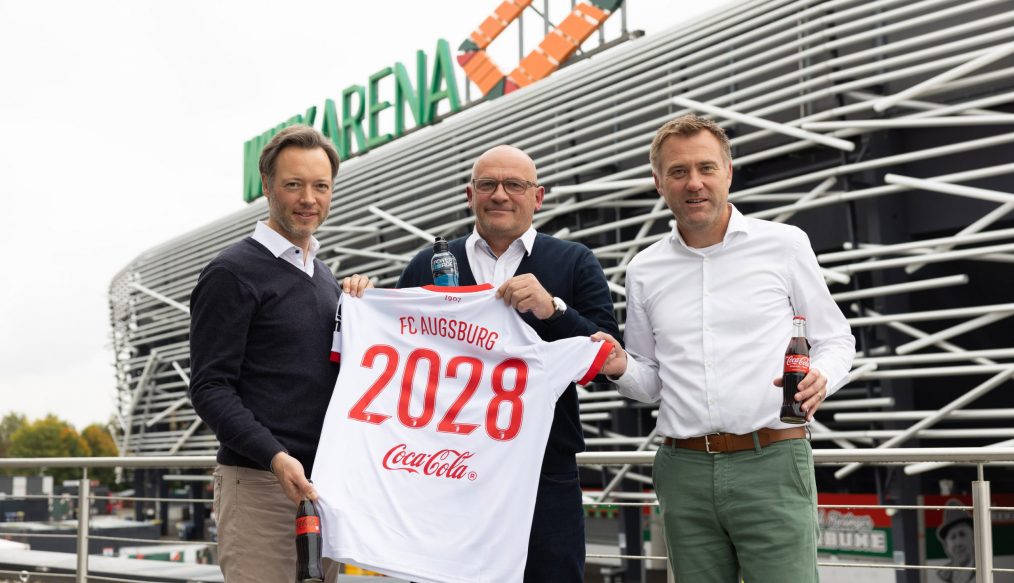 OFFICIEL : Le FC Augsburg prolonge son partenariat avec cette célèbre marque de soda !