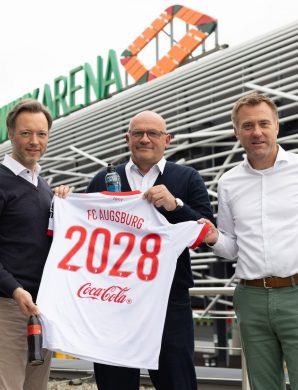 OFFICIEL : Le FC Augsburg prolonge son partenariat avec cette célèbre marque de soda !