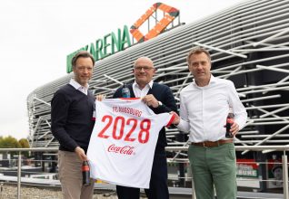 OFFICIEL : Le FC Augsburg prolonge son partenariat avec cette célèbre marque de soda !