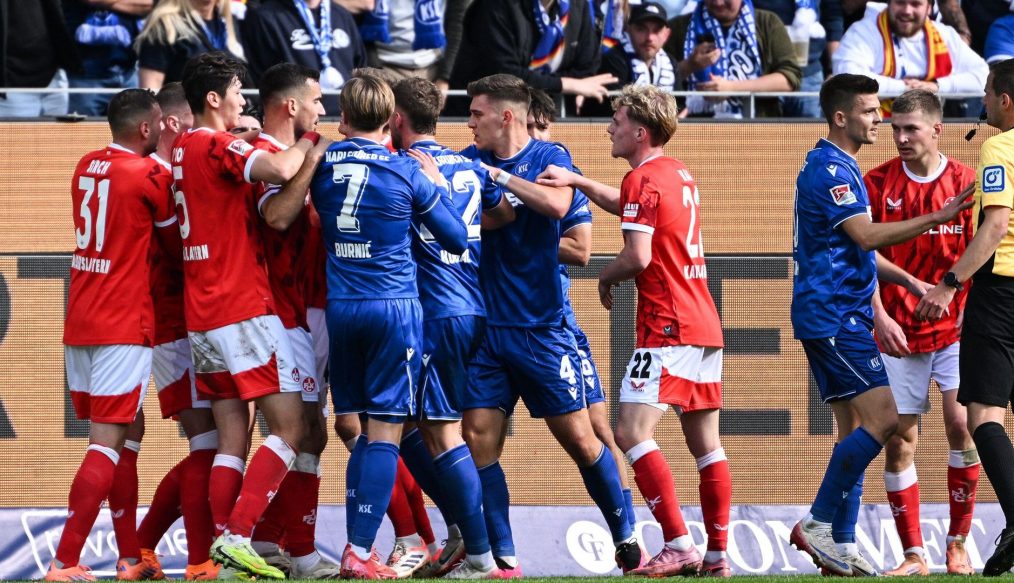 Dans un derby bouillant, le 1.FC Kaiserslautern s’impose au bout du suspense à Karlsruhe !