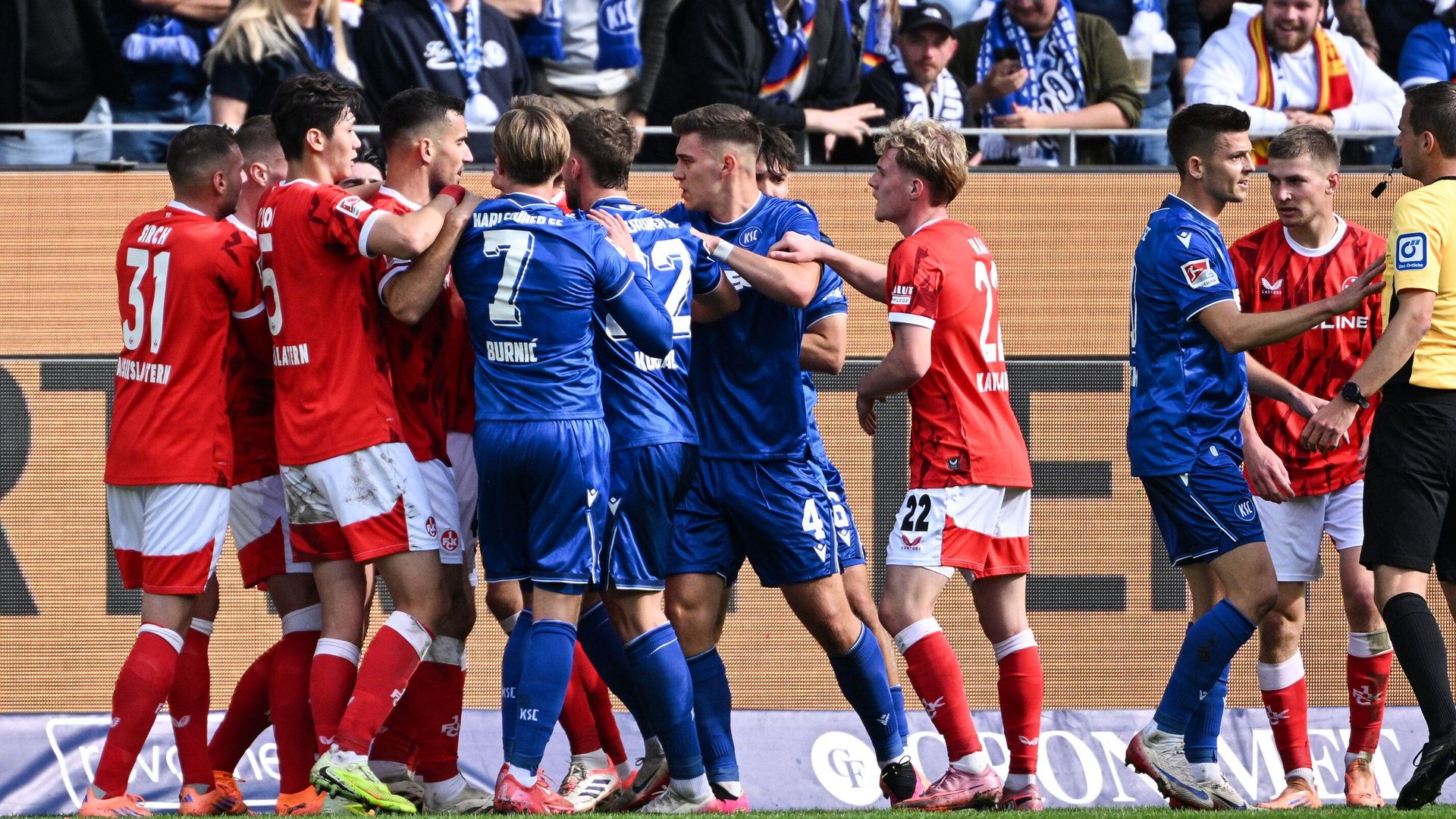 Dans un derby bouillant, le 1.FC Kaiserslautern s’impose au bout du suspense à Karlsruhe !
