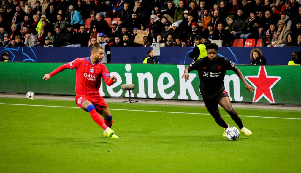 Face au PSG, le jeune Jeremiah Mensah (17 ans) s’offre ses premières minutes européennes et fait rêver tout Leverkusen !