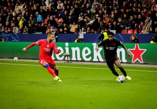Face au PSG, le jeune Jeremiah Mensah (17 ans) s’offre ses premières minutes européennes et fait rêver tout Leverkusen !