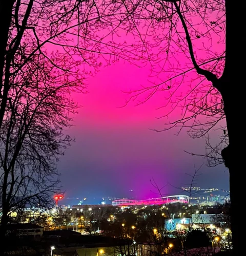 La ville entière croit aux aurores boréales… la vérité mène au VfB Stuttgart !