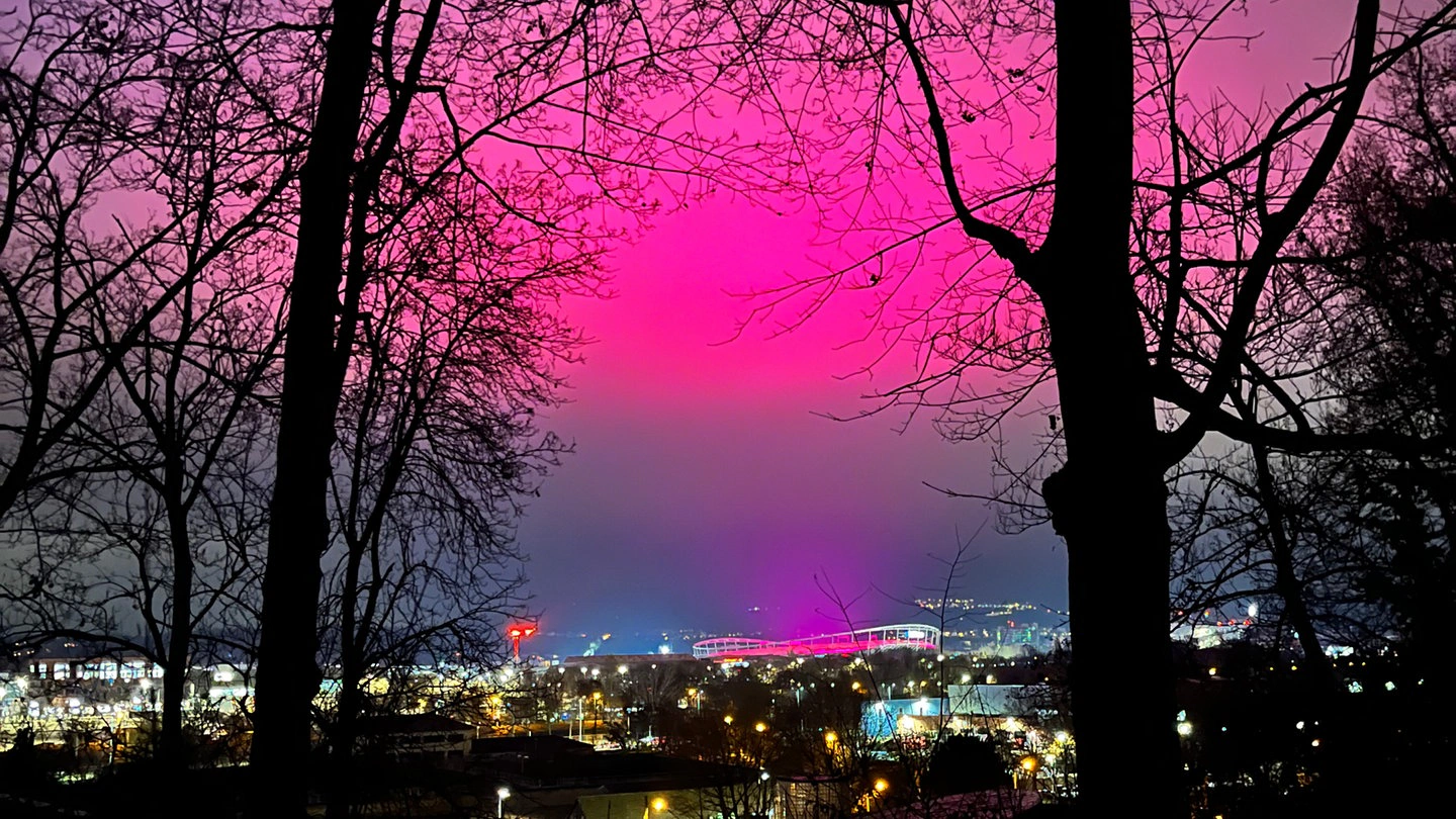 La ville entière croit aux aurores boréales… la vérité mène au VfB Stuttgart !