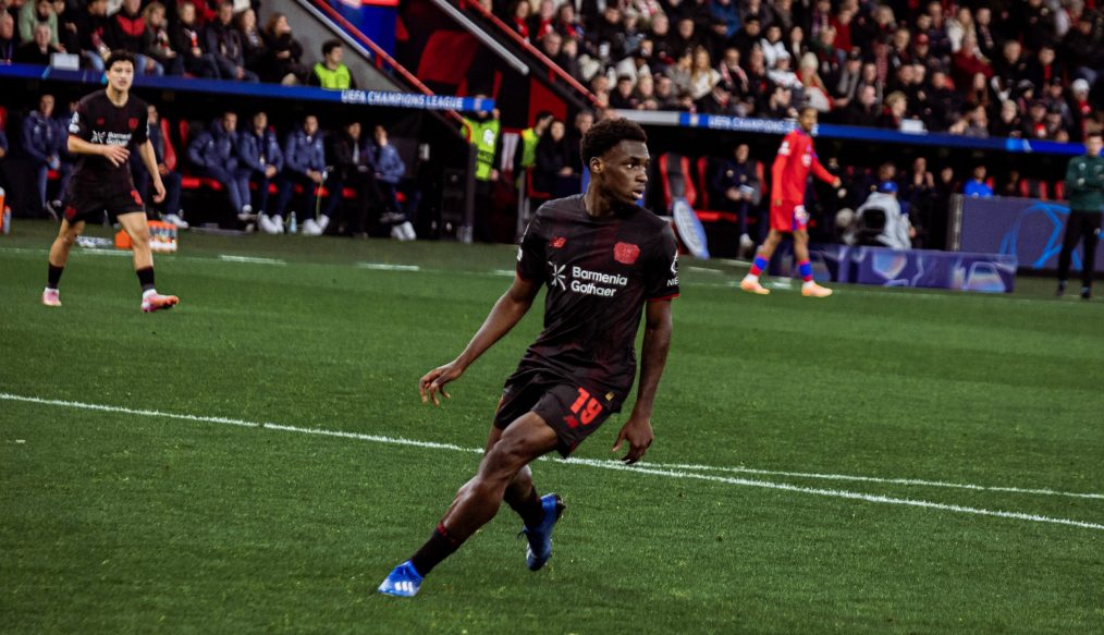 Leverkusen retient son souffle avant Leipzig : Ernest Poku incertain après une alerte musculaire