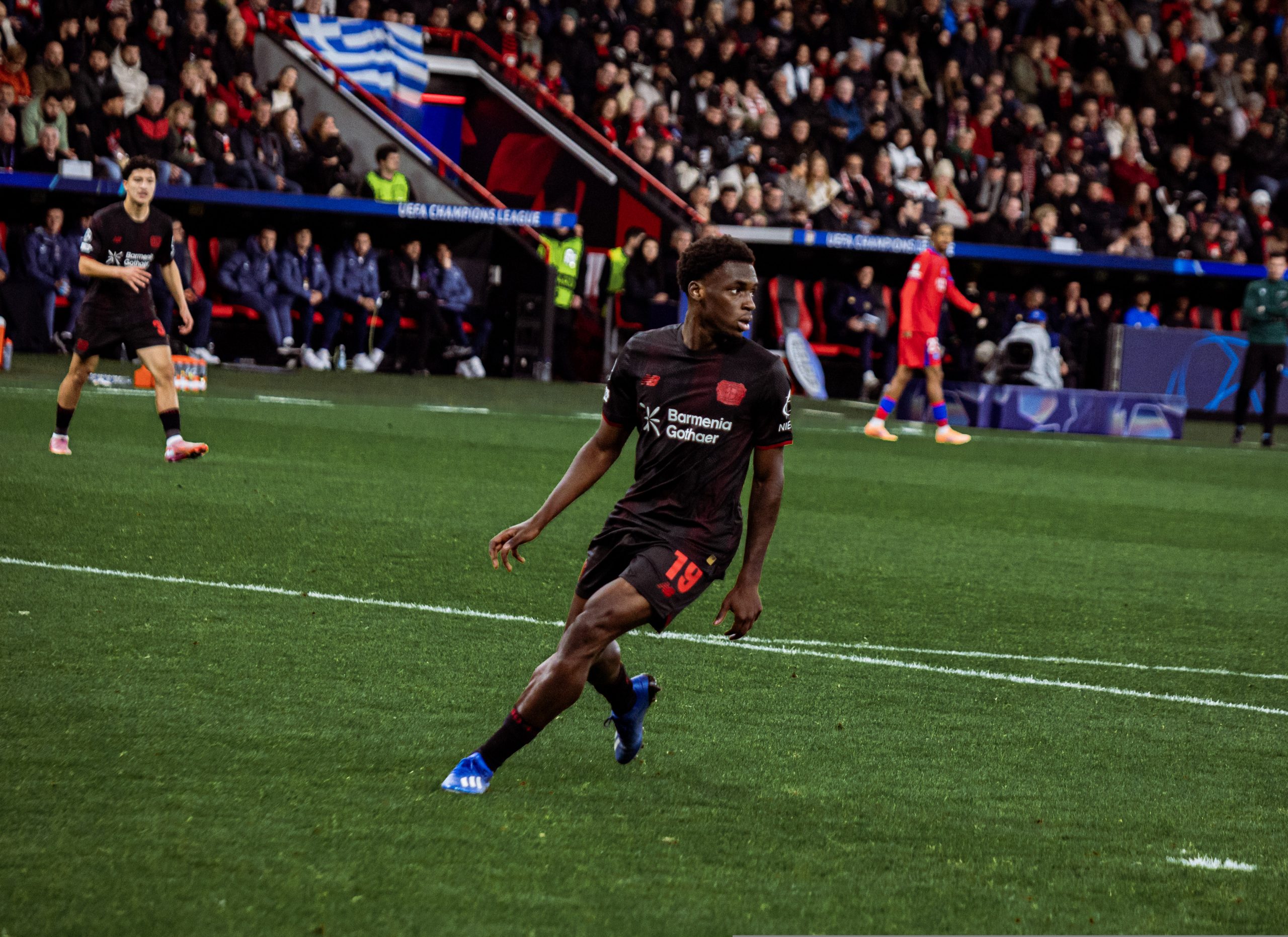Leverkusen retient son souffle avant Leipzig : Ernest Poku incertain après une alerte musculaire