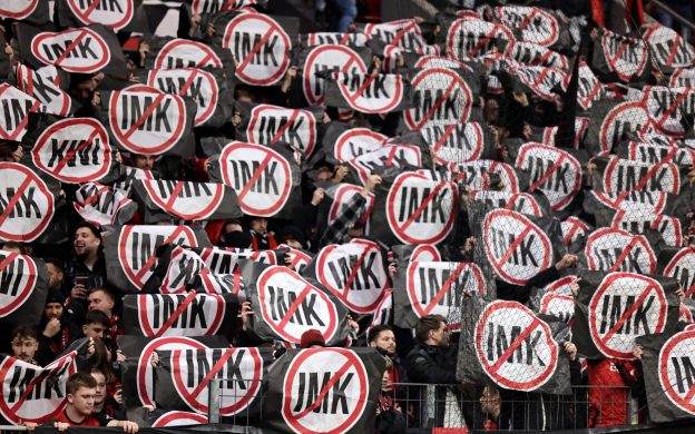 Après des semaines de colère dans les tribunes, les ministres reculent : que va changer la nouvelle ligne sur la sécurité dans les stades allemands ?