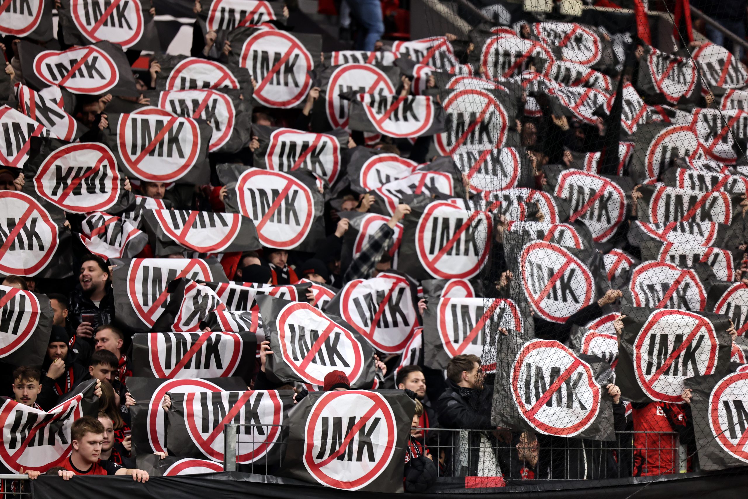 Après des semaines de colère dans les tribunes, les ministres reculent : que va changer la nouvelle ligne sur la sécurité dans les stades allemands ?