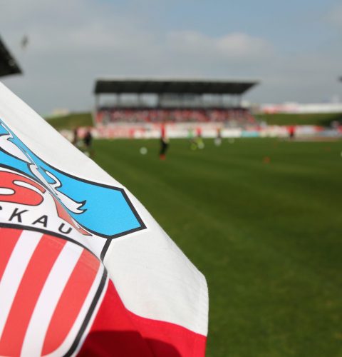 Nouvel incident en Regionalliga Nordost : Le chauffeur de bus du FSV Zwickau ciblé et blessé à Leipzig