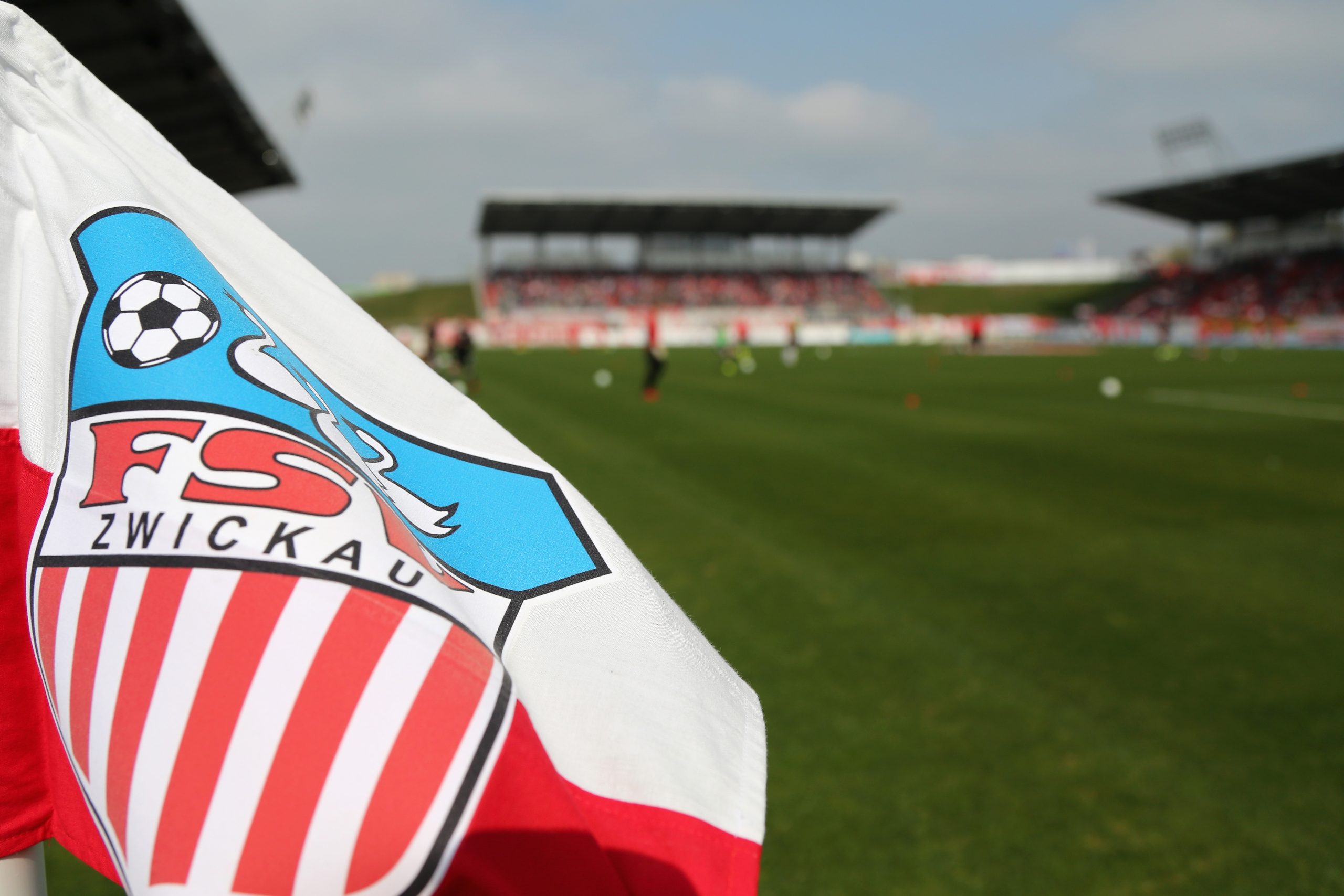 Nouvel incident en Regionalliga Nordost : Le chauffeur de bus du FSV Zwickau ciblé et blessé à Leipzig
