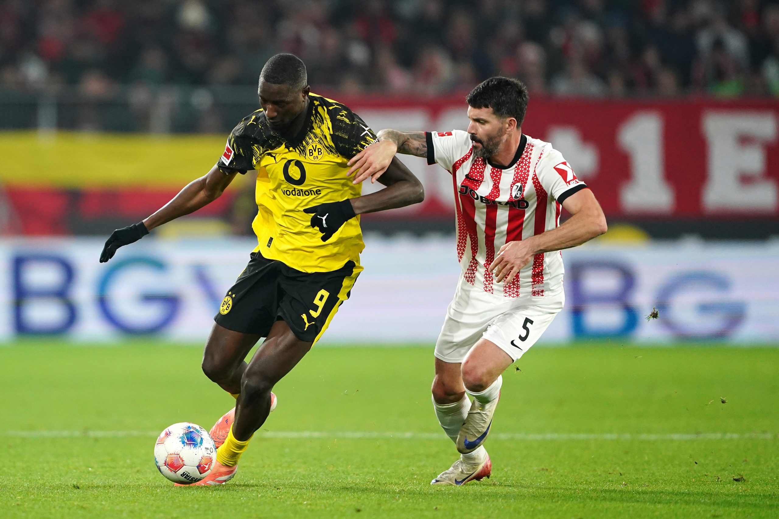 Dortmund craque en infériorité numérique et laisse filer la victoire à Freiburg !