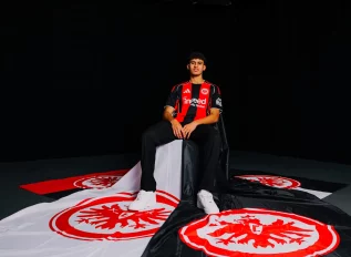 OFFICIEL : L&rsquo;espoir Marocain Ayoube Amaimouni-Echghouyab s&rsquo;engage avec l&rsquo;Eintracht Frankfurt !